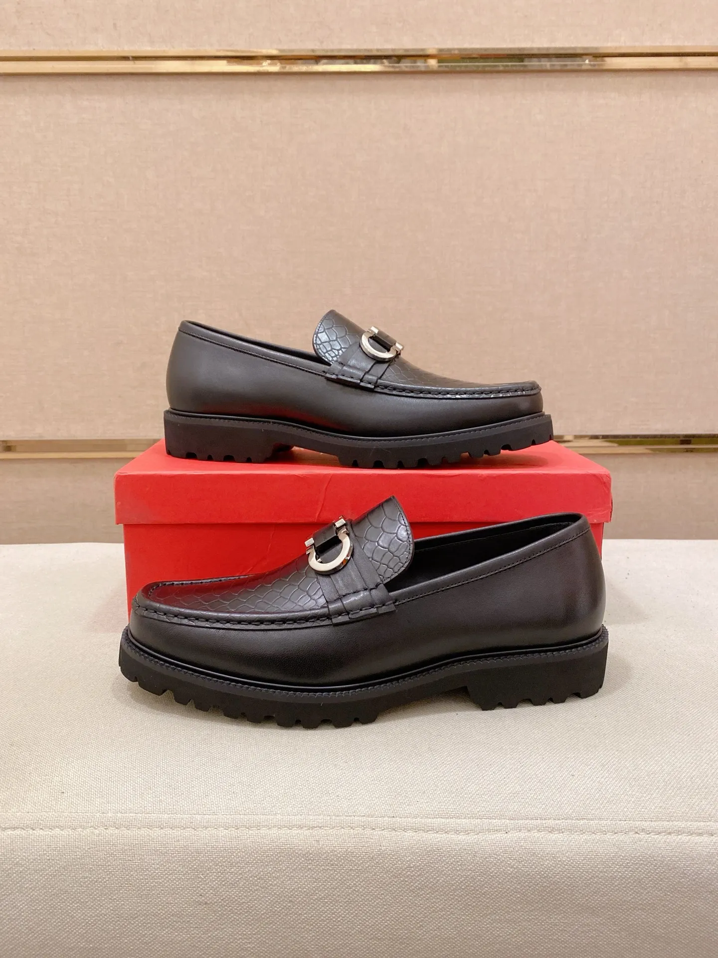 Men's shoes💰: 560💰 High version Ferragamo quality! 🆕🆕Exclusive hot-selling products in stock🔥🔥New products on the shelves, high-quality shoes, high-end driving shoes, with complete packaging! 💪 💪 Material: imported patented cowhide 🐂 + imported high-quality water-dyed cowhide lining + wear-resistant outsole 👍🏻👍🏻 Features: high-end and comfortable, purely handmade 🚀 🚀 Create the perfect shoes that suit you best 🔥 🔥 Size: (38-44) Can be customized 45 non-returnable!